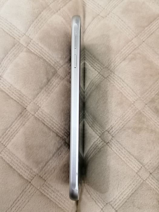 Смартфон Samsung Galaxy S6.