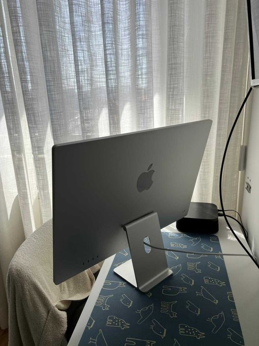 iMac prateado de 24 polegadas com o processador M1 da Apple