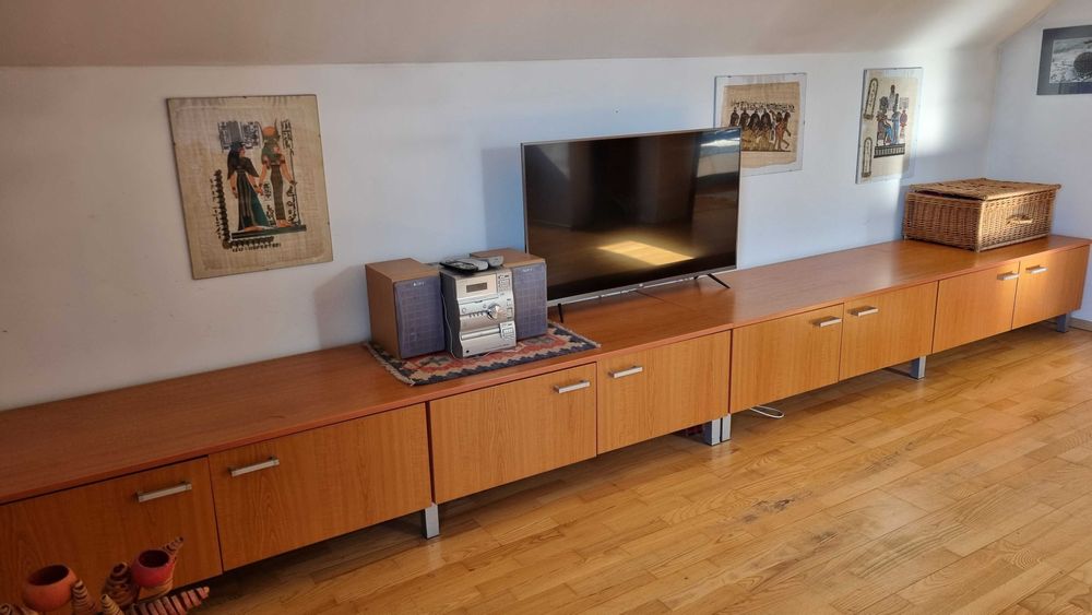 Niska szafka wielofunkcyjna ( RTV)  z obszernymi , zamykanymi półkami.