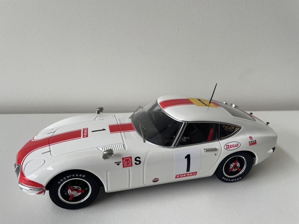 18. Model Toyota 2000GT 1:18 Triple9