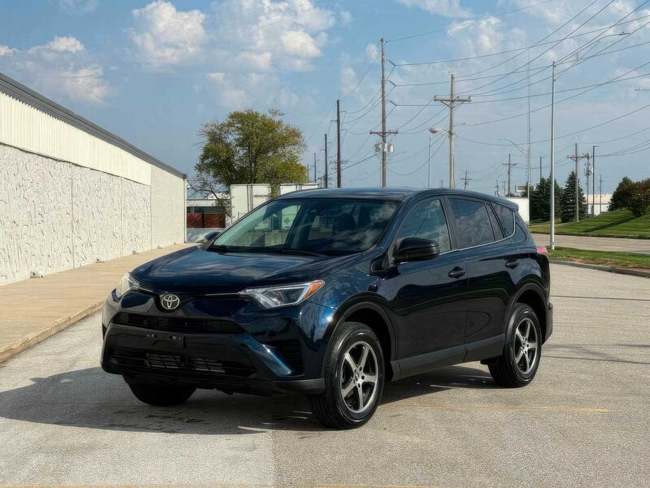 Toyota RAV4 LE      2017