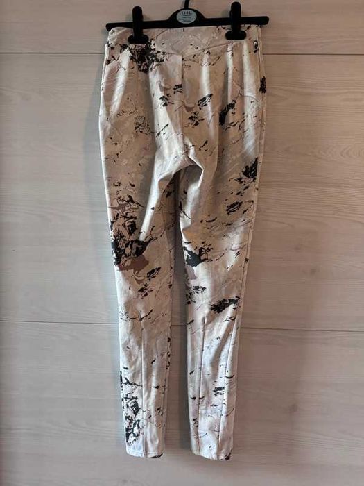 Białe marmurkowe legginsy gymshark S