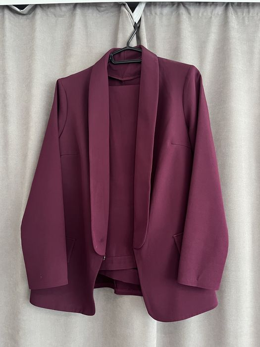 темний костюм двійка