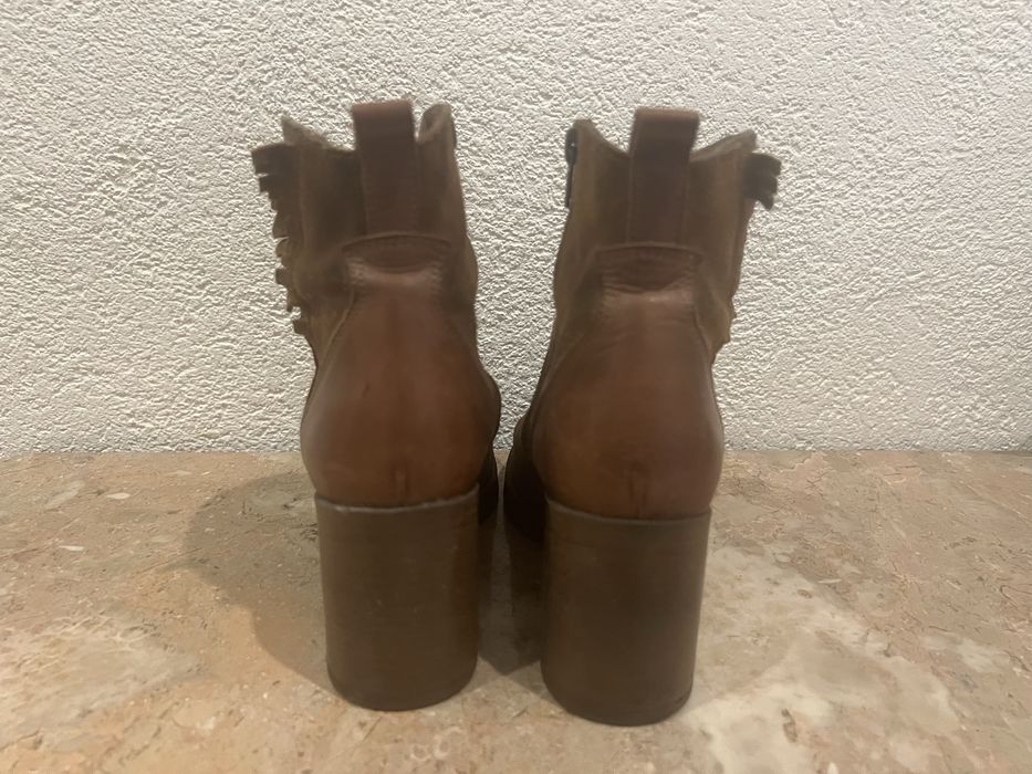 Botins Tapadas em Camurça Taupe