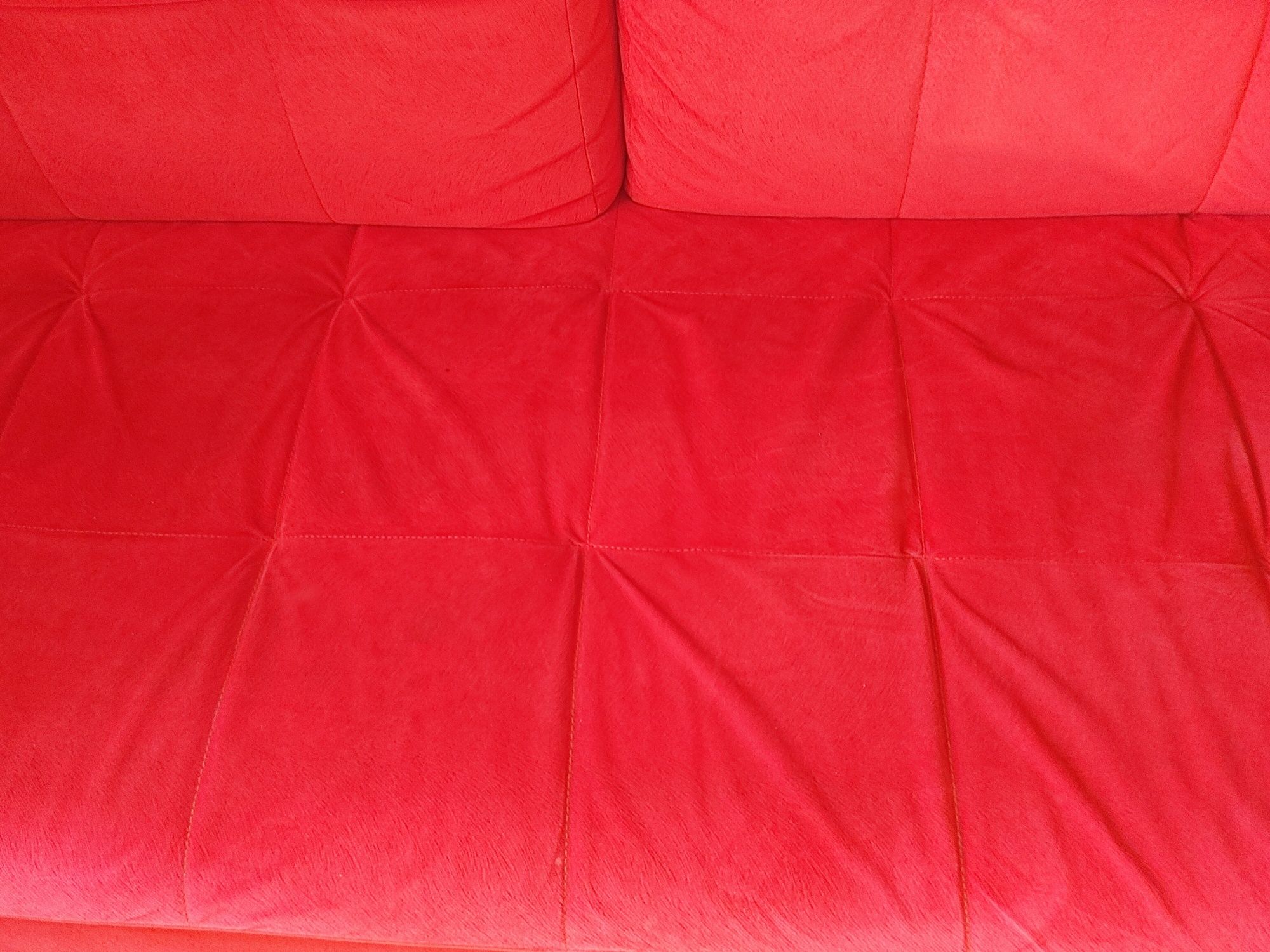 Czerwona sofa pikowana