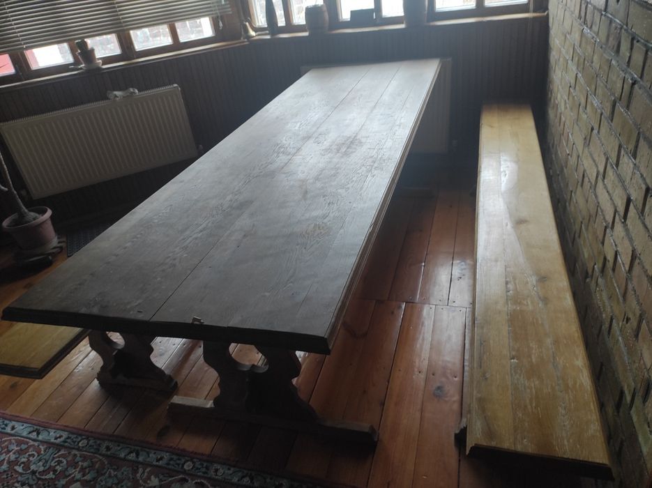 Дубовий стіл ручної роботи.