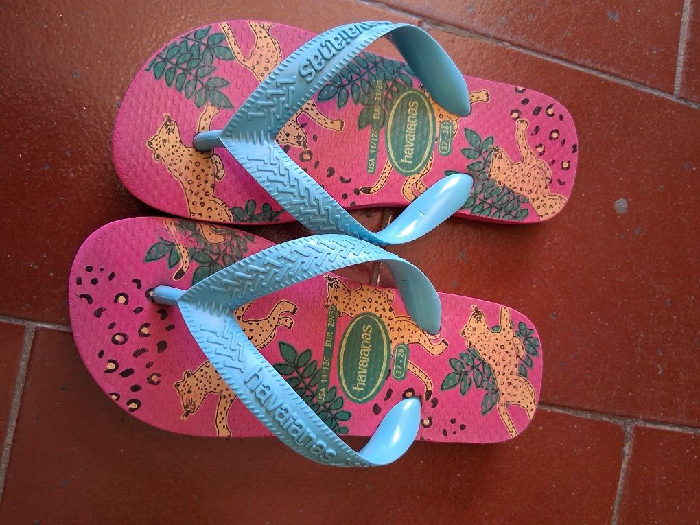 Sapatos e chinelos de crianças