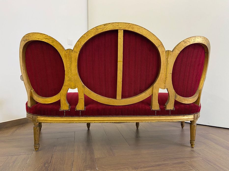 Sofá de encosto medalhão