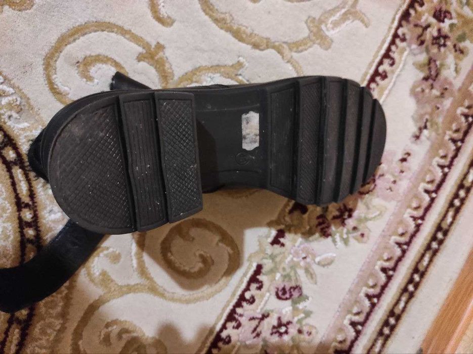 Продаю женские сапоги