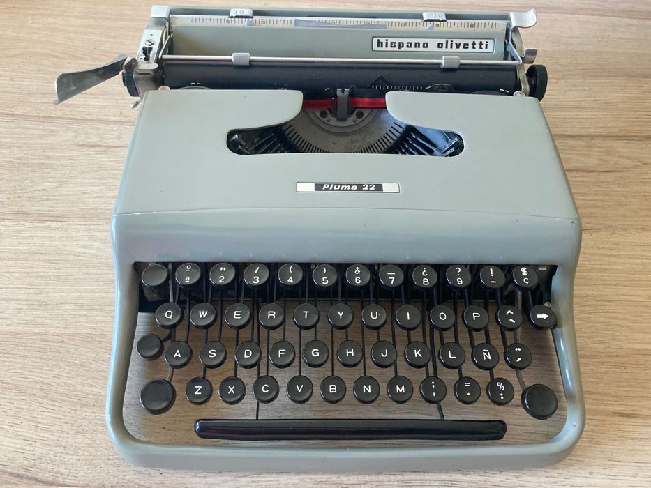 Máquina de escrever  **  Olivetti