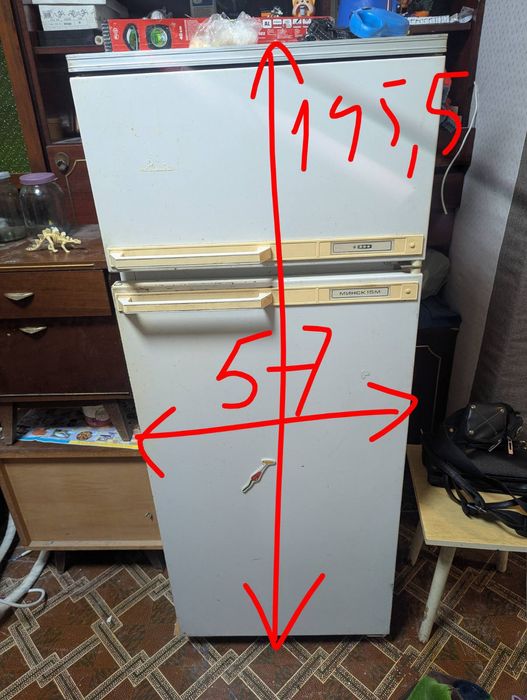 Холодильник старого образца в идеально-рабочем состоянии