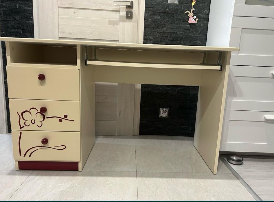 Biurko firmy MEBLIK drewno lakierowane