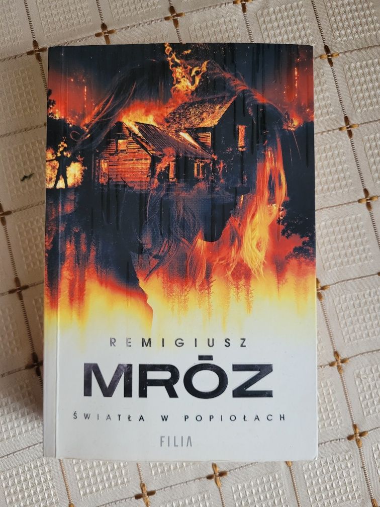 "Światła w popiołach", Remigiusz Mróz