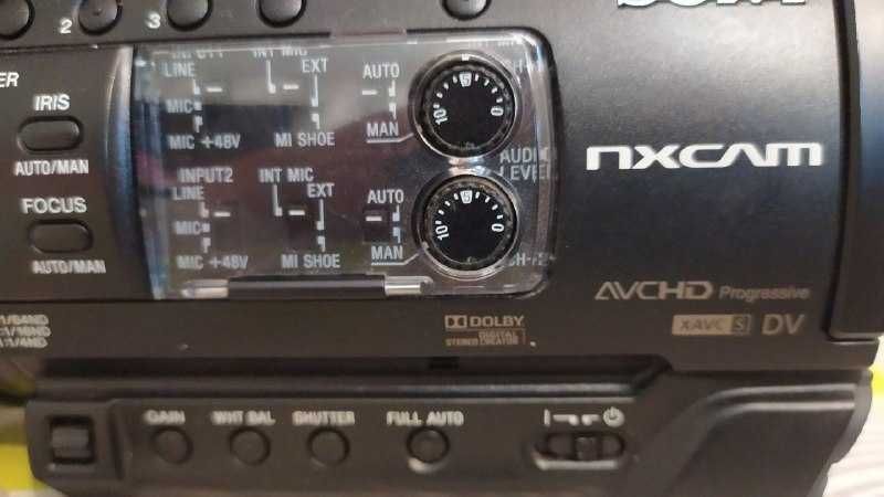 Відеокамера Sony HXR-NX100 в комплекті з сумкою