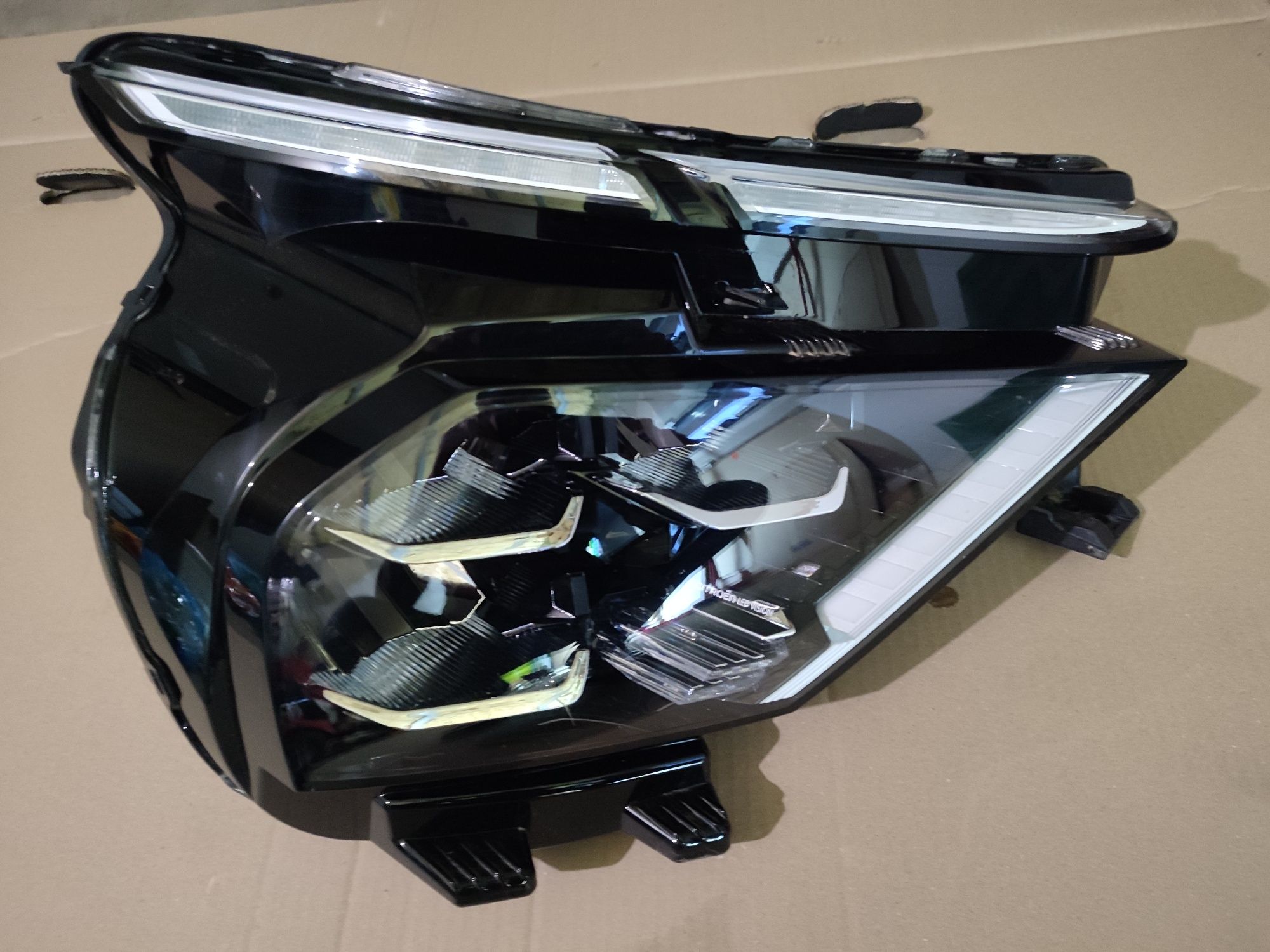 Citroen C4 III FULL LED 20- lampa prawa przód przednia