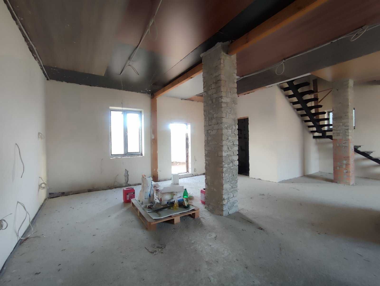 Новый дом с начатым ремонтом в Прилиманском