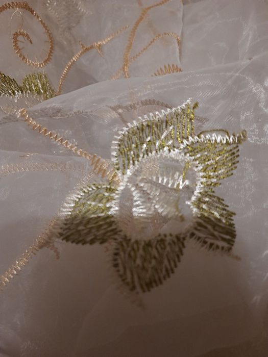 Вишита квітами гардіна з органзи