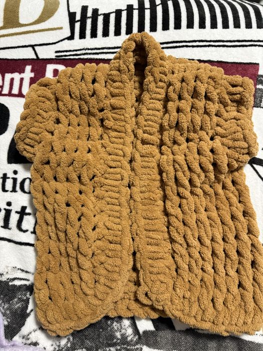 Тепла жилетка вʼязана