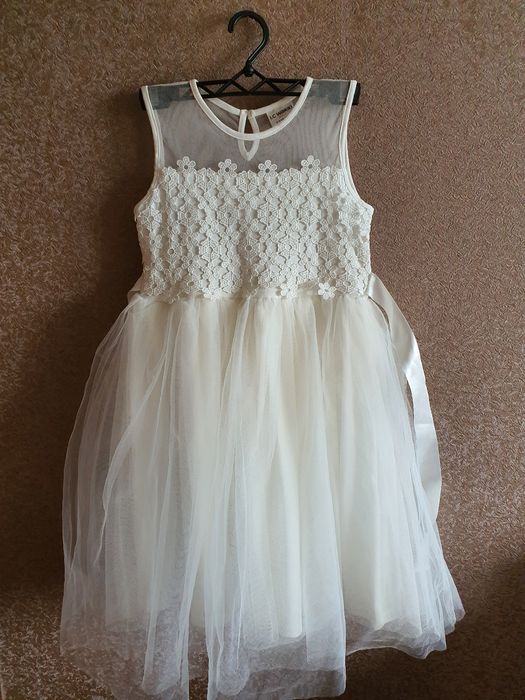 Неймовірно ніжне святкове пишне білосніжне платтячко
