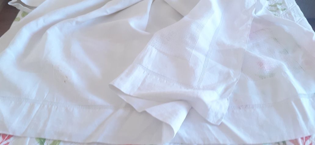 Maravilha de lençol com bordado manual de  bainha aberta larga. Linho