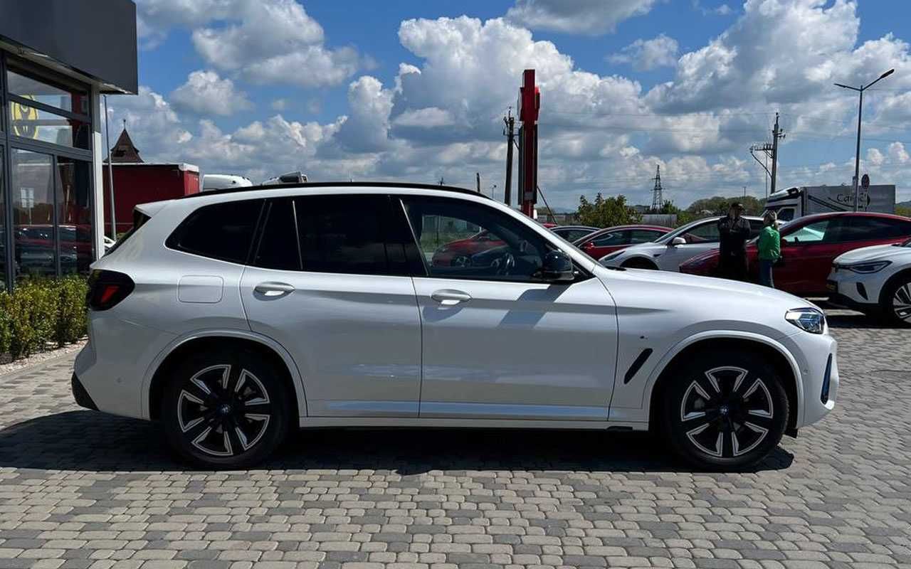 BMW iX3 2021 року