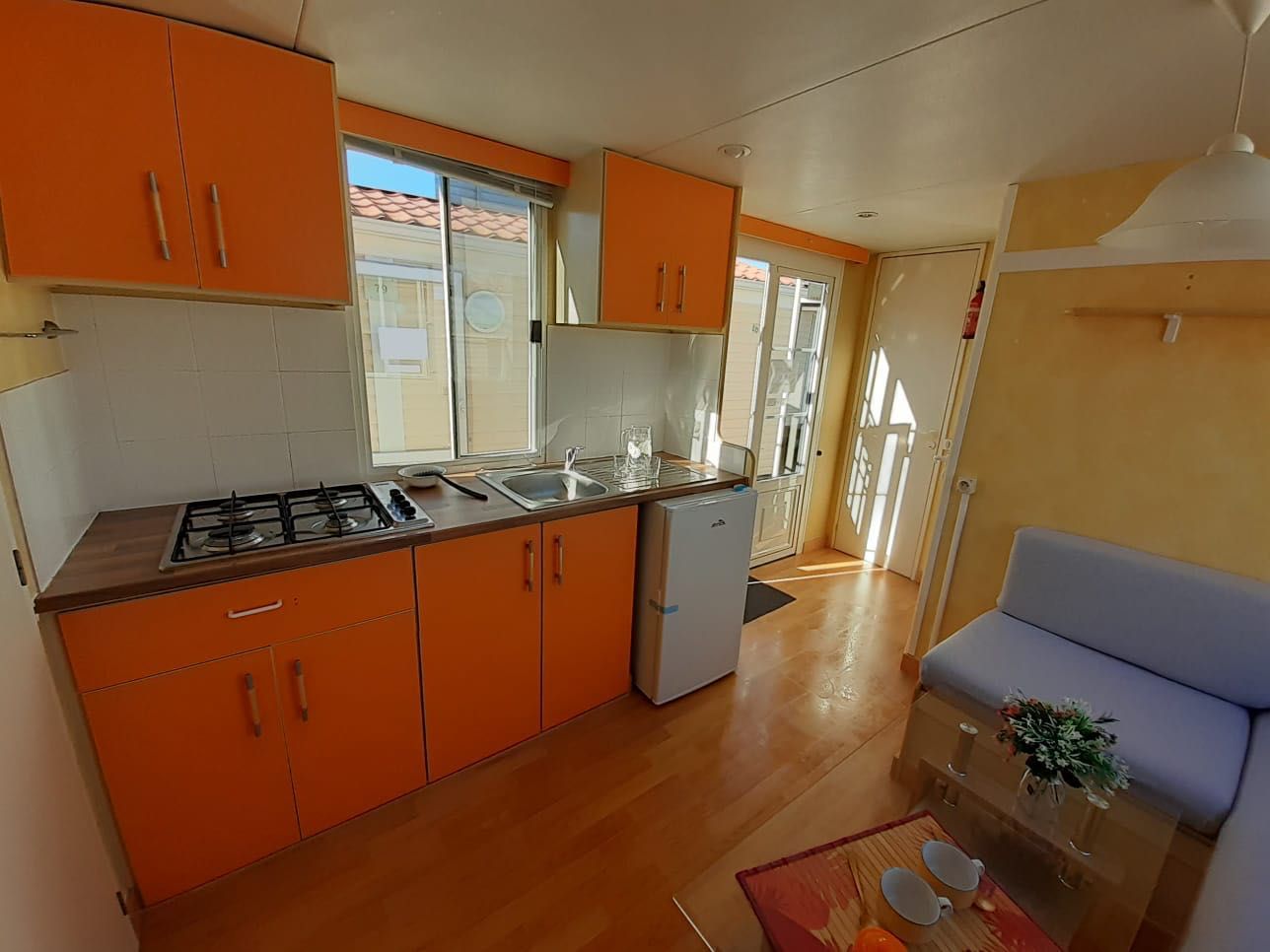 * MOBILE HOME PRÉ-FABRICADA SHELBOX DE 8X3 METROS EM GUIA.