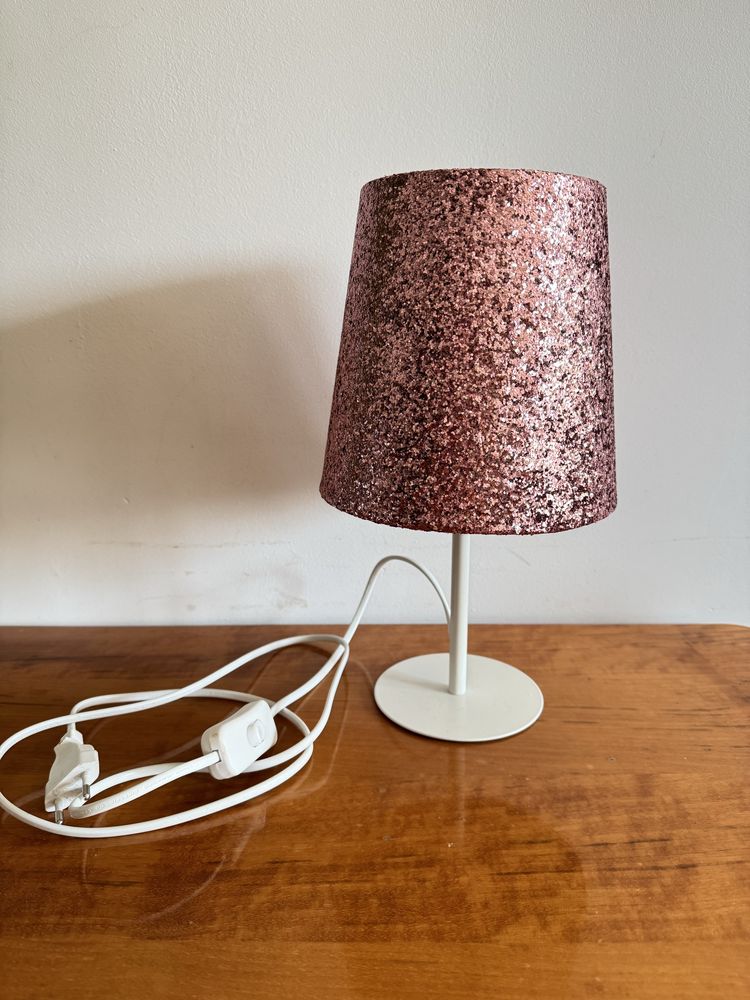 Różowa brokatowa lampka biurkowa