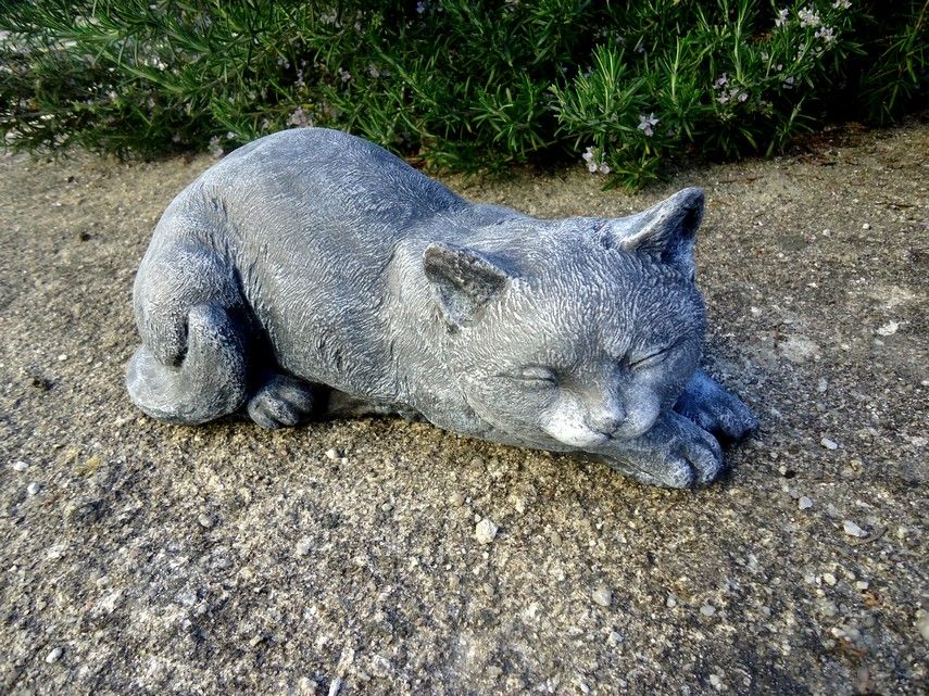 Gato deitado - decoração casa & jardim