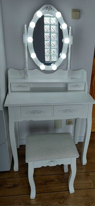 Toaletka taboret oświetlenie