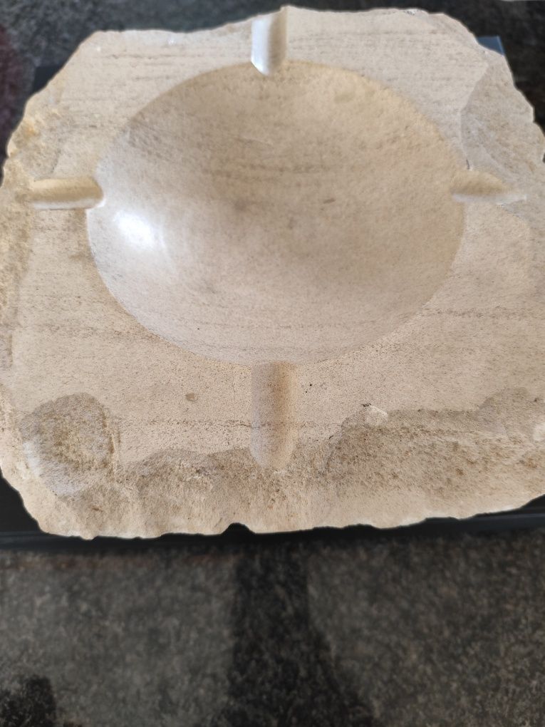 Cinzeiro esculpido em pedra natural 25 cm