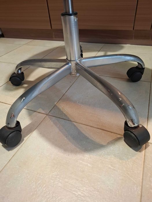 Продам стілець на колесах