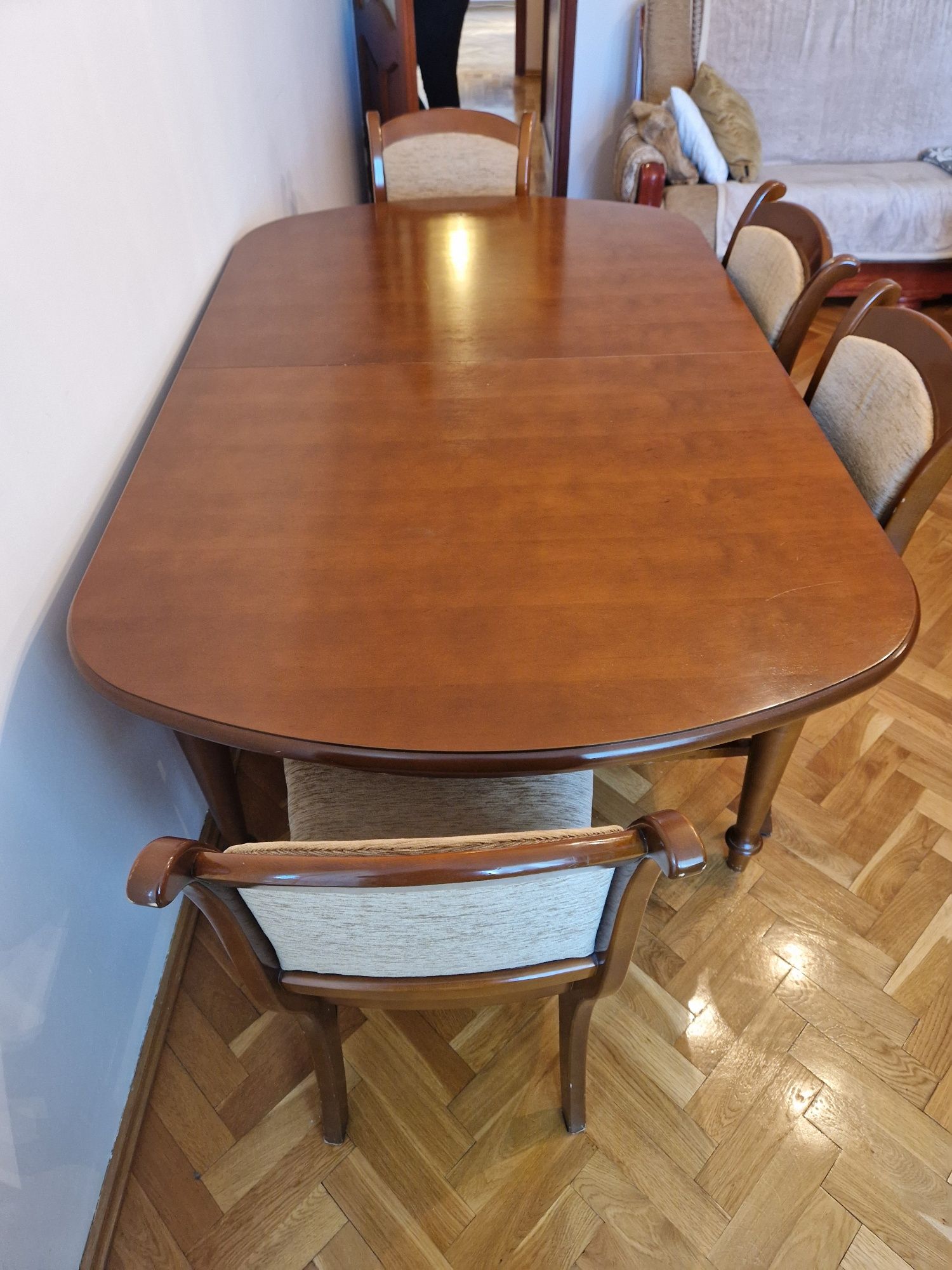 Stół z drewna z krzesłami