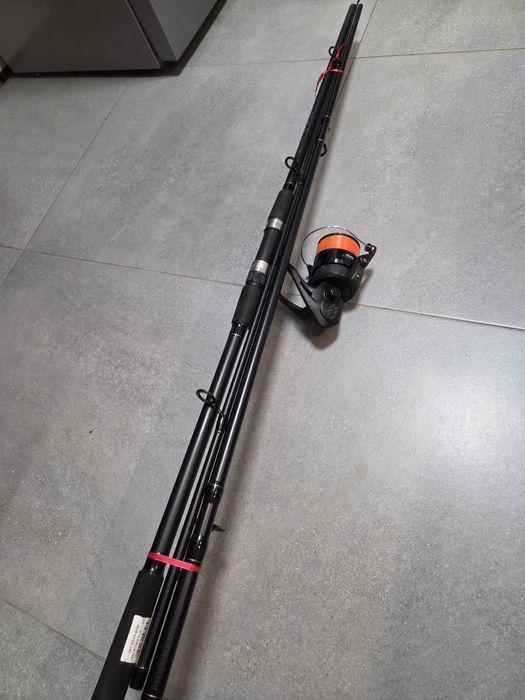 Karpiowa wędka z łódka do zanęcania