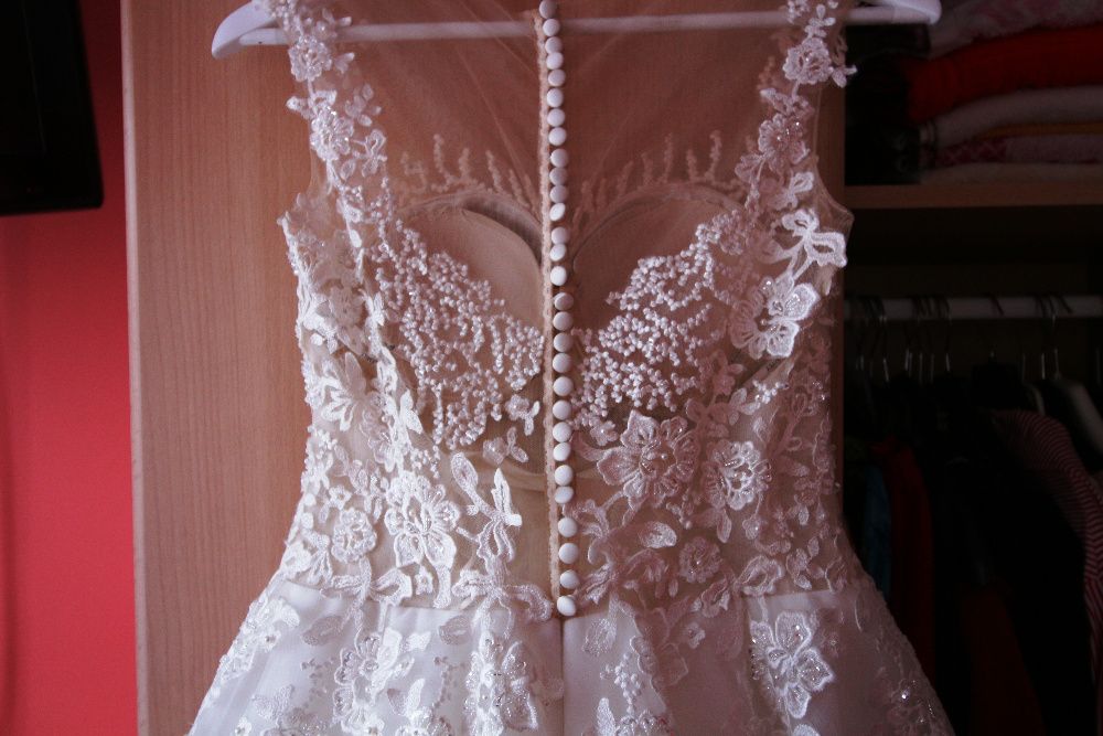 Suknia Ślubna plus welon wykończony koronką oraz pokrowiec.