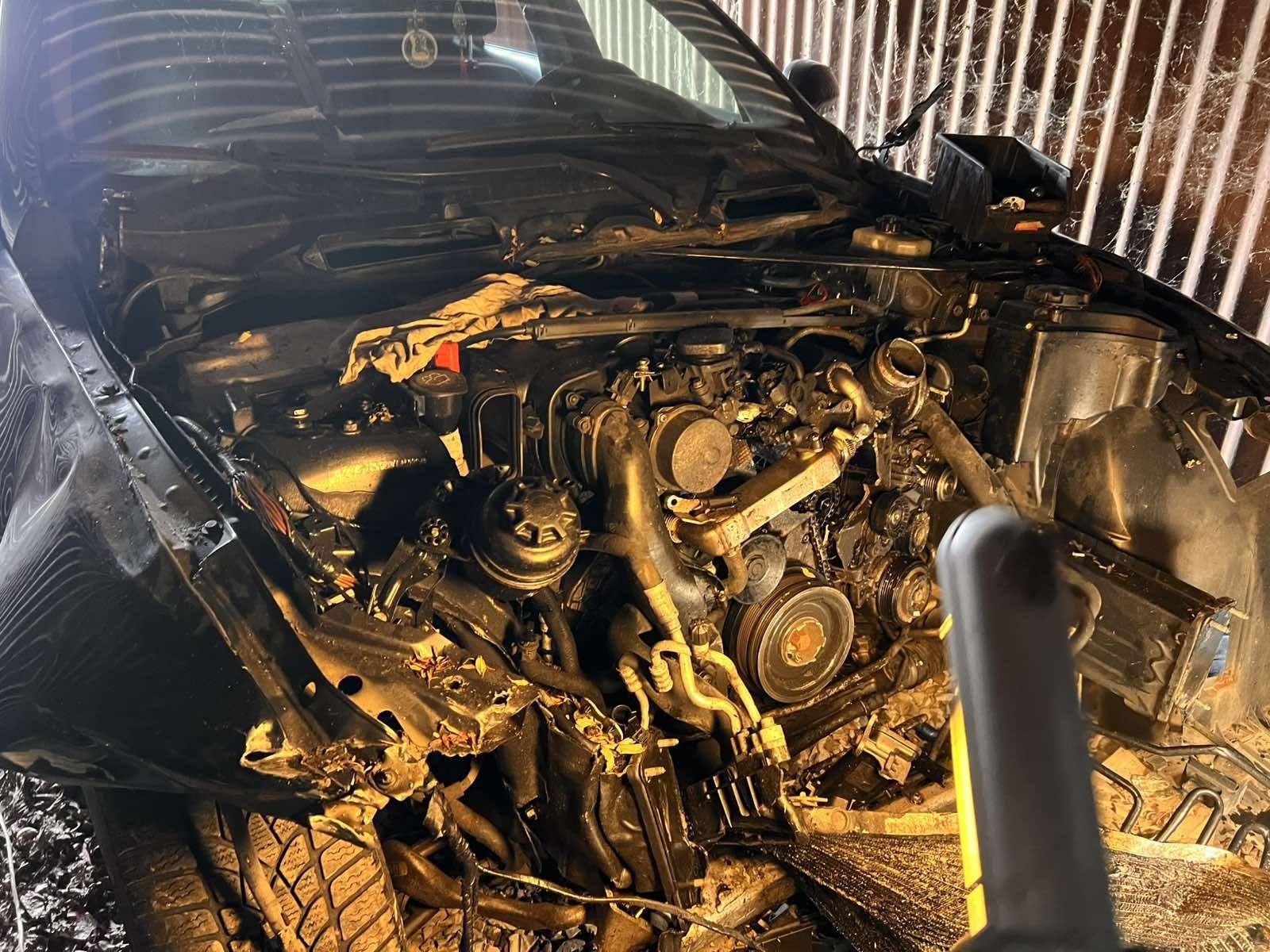 Bmw e90  продам по запчастинам або цілком