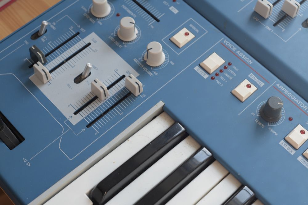 UDO Super 6 Keyboard Azul + Thon Case