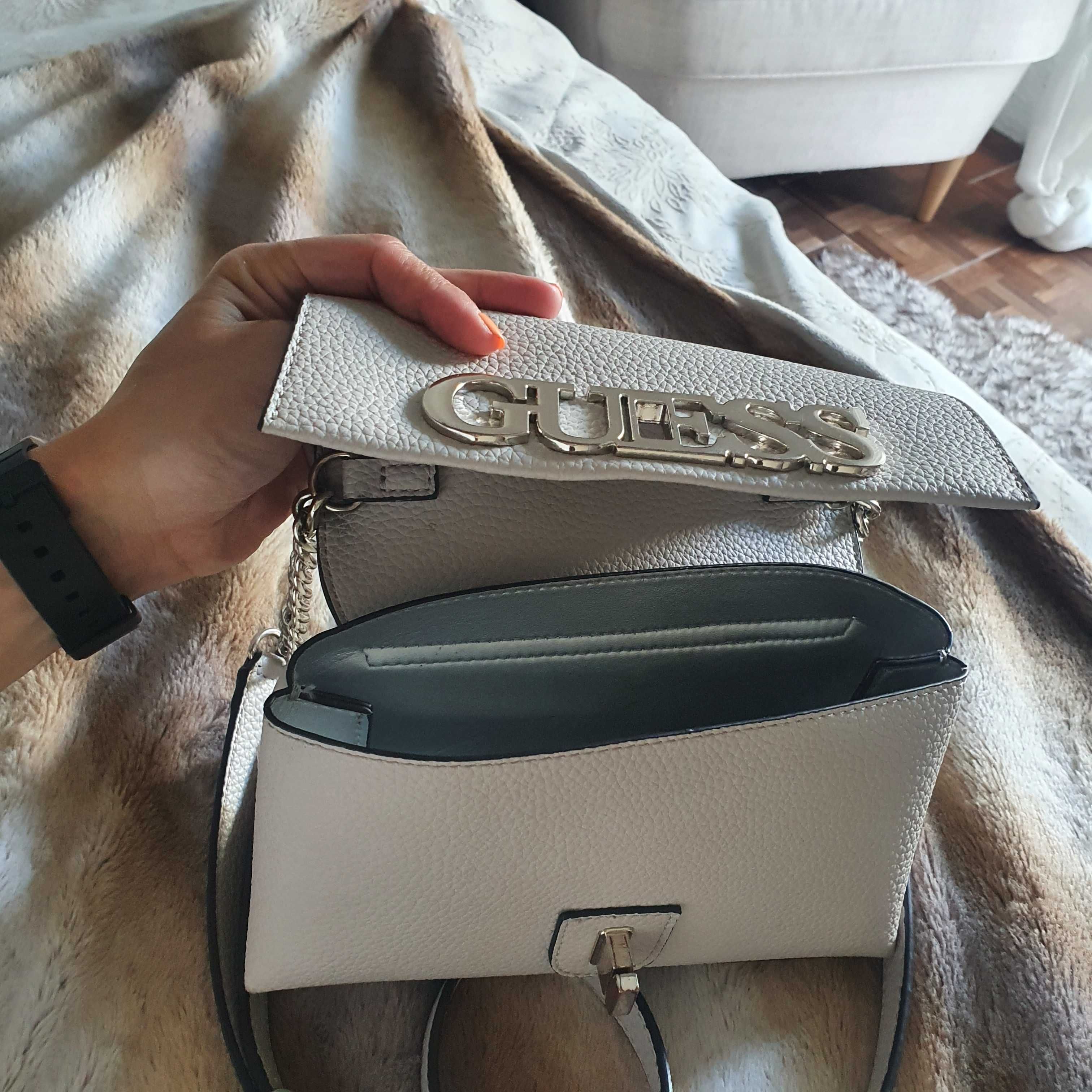 Mala pequena à tiracolo bege da marca Guess