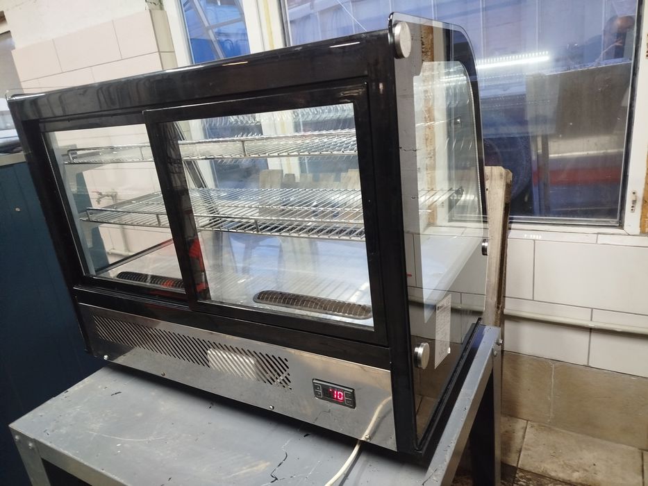 Холодильна вітрина панорамна .