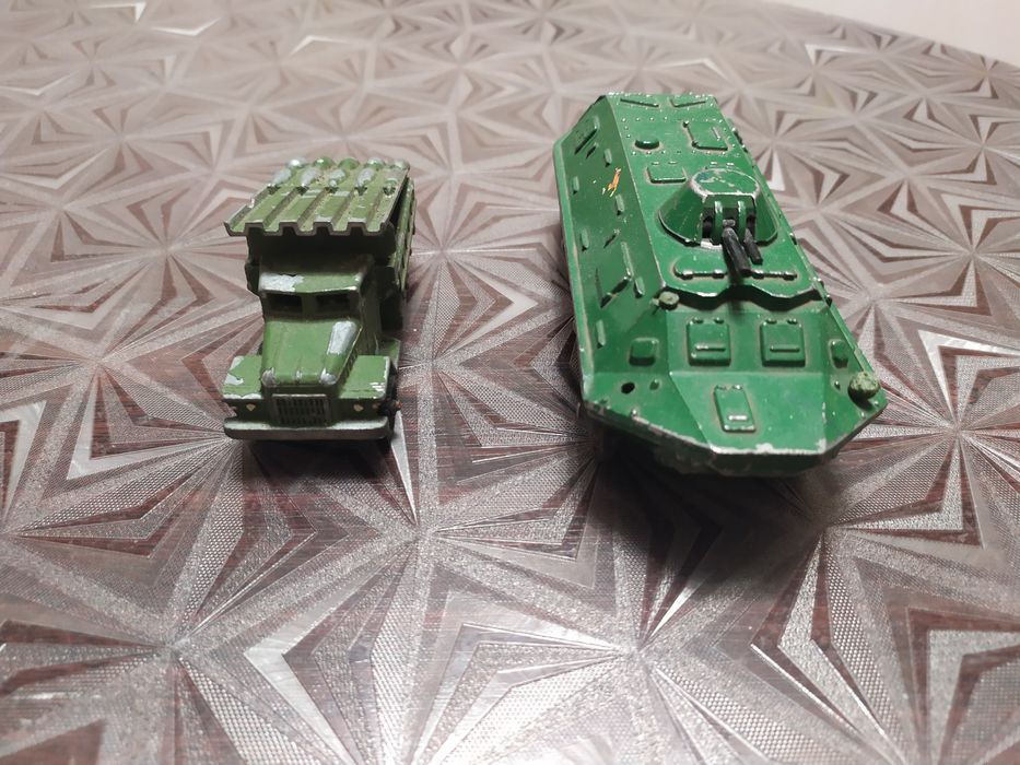 Ракетна машина "Катюша" та бронетранспортер