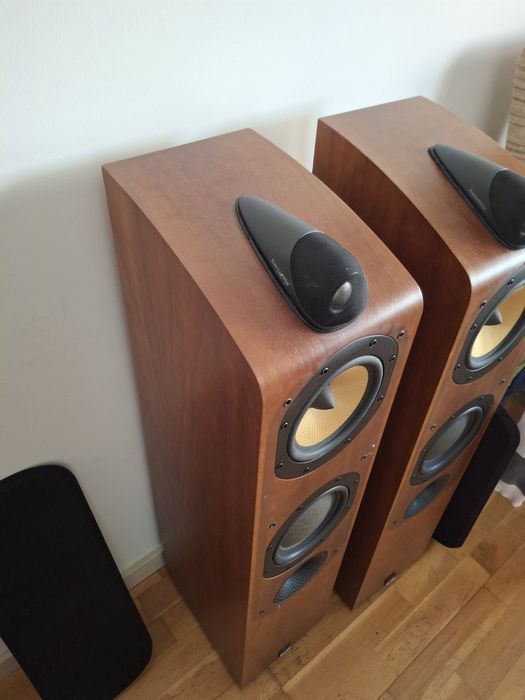 B&W 704 colunas hi-fi