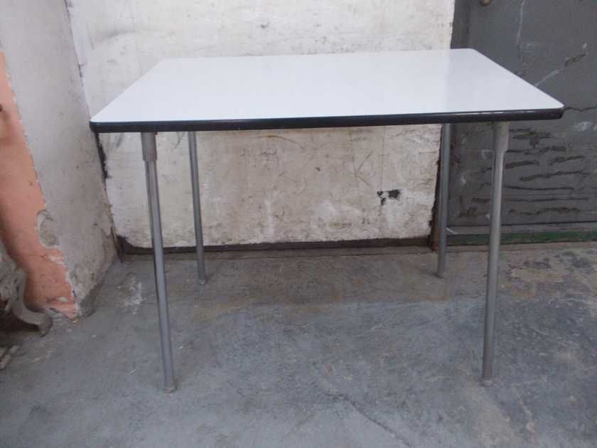 Stary stół na chromowanych nogach bauhaus Czechosłowaki