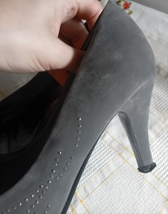 Sapatos cinza usados