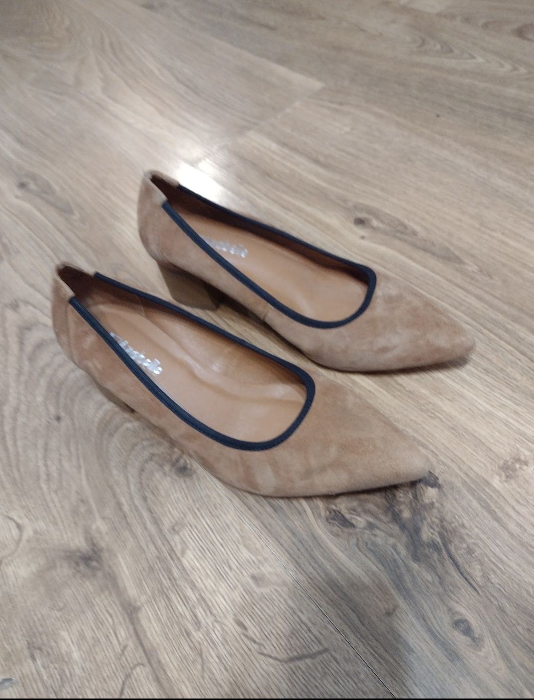 Buty, Czółenka jasno brązowe skóra zamszowa ANABELLE r. 38