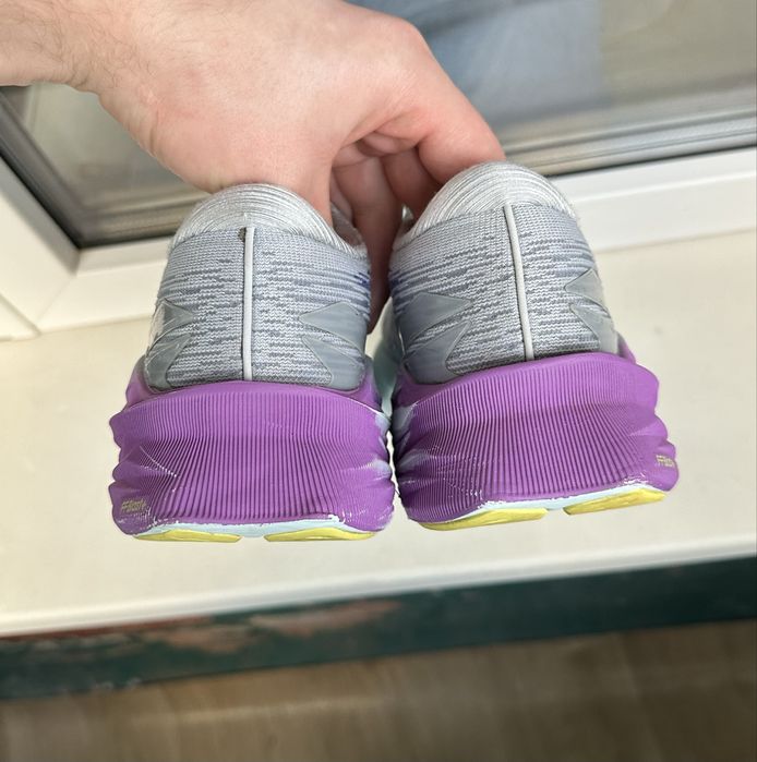 Оригінальні кросівки Asics Novablast 3 асікс 40,5 розмір 26см дитячі