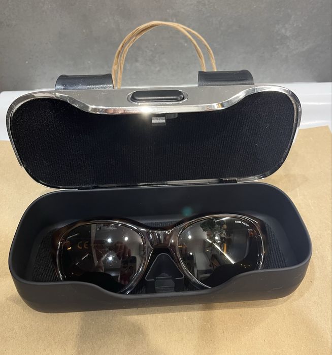 Uchwyt samochodowy na okulary