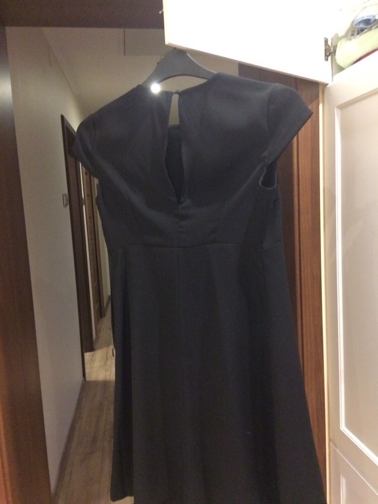 Mała czarna sukienka Orsay dl. przed kolano