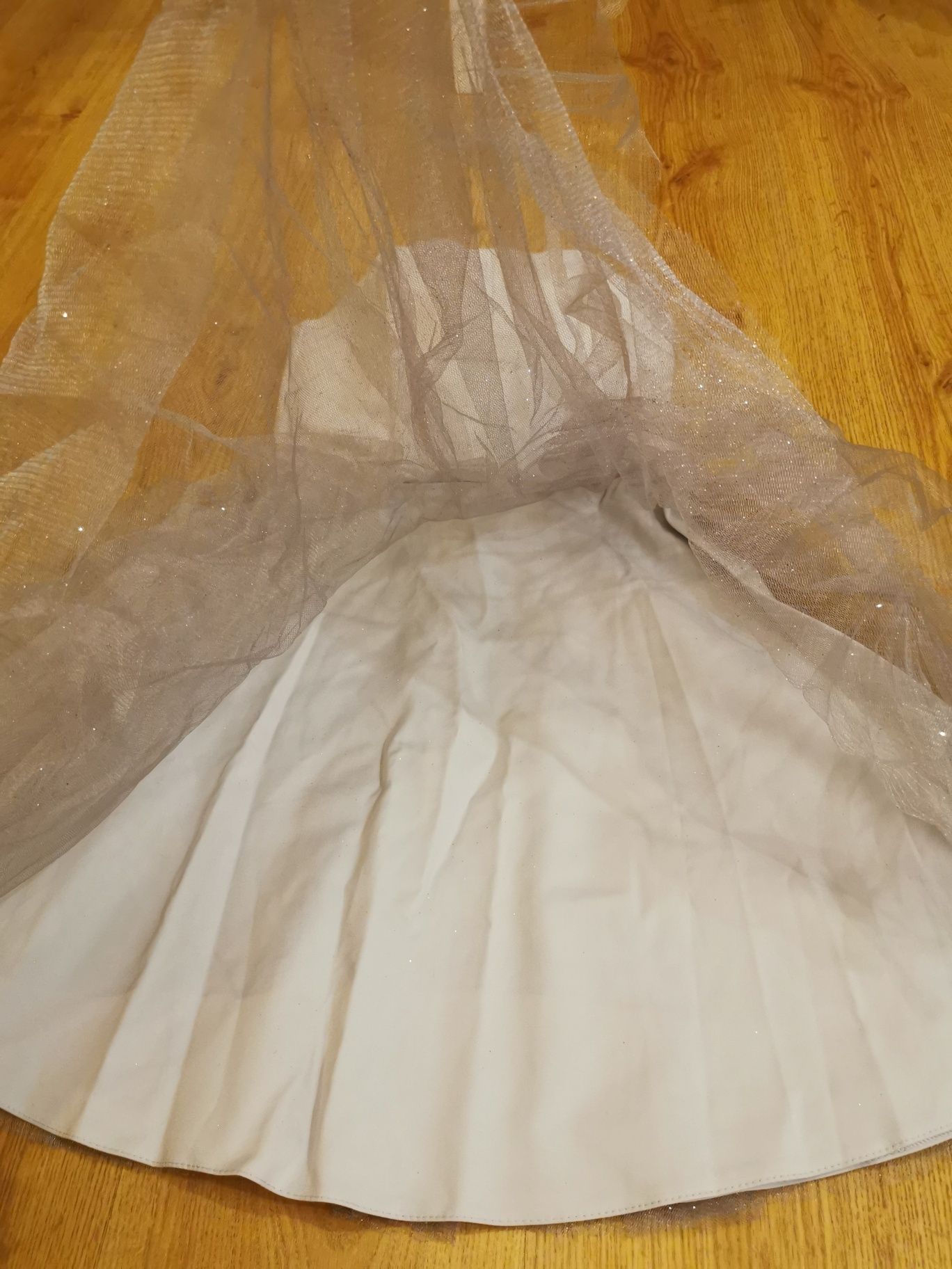 Tiulowa sukienka na weselę, studniówkę, bal