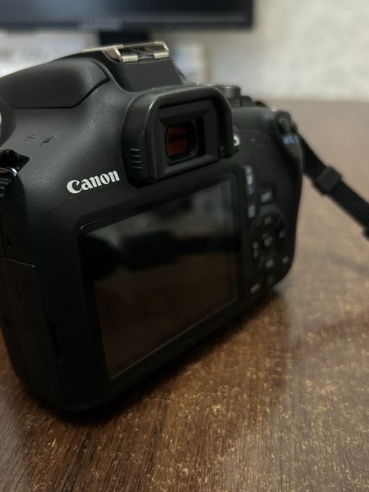 Фотоапарат Canon EOS 2000D