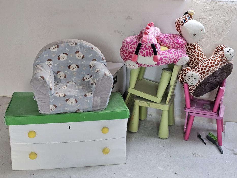 Krzesełka fotele żyrafki i skrzynie materiałową