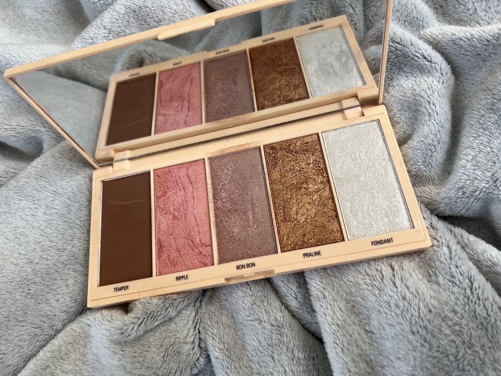 Paleta do konturowania bronzer róż rozświetlacz Makeup Revolution